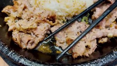 Kore soslu bulgogi ile süper lezzetli ızgara biftek pilavın üstüne biber ve mısır dilimi - Kore usulü