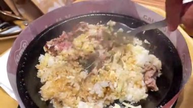 Kore soslu bulgogi ile süper lezzetli ızgara biftek pilavın üstüne biber ve mısır dilimi - Kore usulü