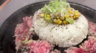 Kore soslu bulgogi ile süper lezzetli ızgara biftek pilavın üstüne biber ve mısır dilimi - Kore usulü