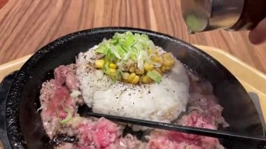 Kore soslu bulgogi ile süper lezzetli ızgara biftek pilavın üstüne biber ve mısır dilimi - Kore usulü