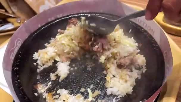 超好吃的烤牛肉牛排 配上韩式酱汁 配上胡椒片和甜玉米 韩式食物 — 图库视频影像