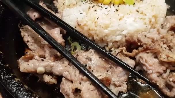 超好吃的烤牛肉牛排 配上韩式酱汁 配上胡椒片和甜玉米 韩式食物 — 图库视频影像