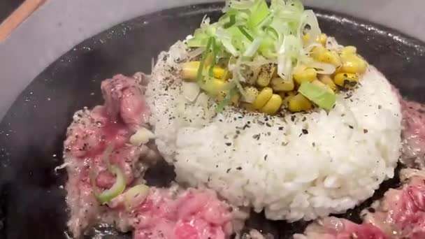 Super Pyszne Grillowany Stek Wołowy Sosem Koreańskim Bulgogi Szczycie Ryżu — Wideo stockowe
