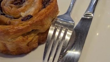 Lezzetli taze tarçınlı çörek ya da tarçınlı çörek, üzümlü ve vanilyalı ayrıca şeker de çok güzel.