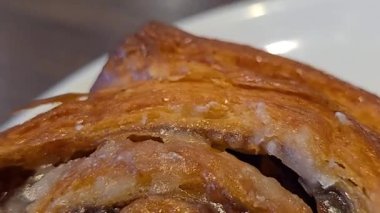 Lezzetli taze tarçınlı çörek ya da tarçınlı çörek, üzümlü ve vanilyalı ayrıca şeker de çok güzel.