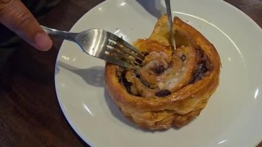 Lezzetli taze tarçınlı çörek ya da tarçınlı çörek, üzümlü ve vanilyalı ayrıca şeker de çok güzel.