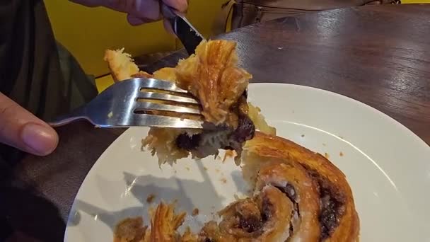 Deliziosi Panini Alla Cannella Appena Sfornati Panino Alla Cannella Con — Video Stock