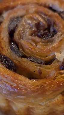 Lezzetli taze tarçınlı çörek ya da tarçınlı çörek, üzümlü ve vanilyalı ayrıca şeker de çok güzel.