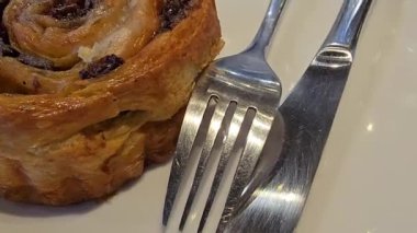 Lezzetli taze tarçınlı çörek ya da tarçınlı çörek, üzümlü ve vanilyalı ayrıca şeker de çok güzel.