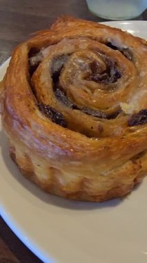 Lezzetli taze tarçınlı çörek ya da tarçınlı çörek, üzümlü ve vanilyalı ayrıca şeker de çok güzel.