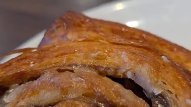 Lezzetli taze tarçınlı çörek ya da tarçınlı çörek, üzümlü ve vanilyalı ayrıca şeker de çok güzel.