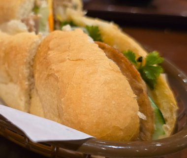 Sandviç Banh mi, Vietnam ekmeği ızgara tavuk ve karışık salata yerel Asya restoranında Vietnam sandviçi.