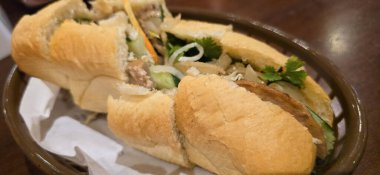 Sandviç Banh mi, Vietnam ekmeği ızgara tavuk ve karışık salata yerel Asya restoranında Vietnam sandviçi.