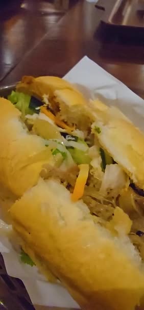Sandwich Banh Baguette Vietnamita Con Pollo Parrilla Ensalada Mixta Sándwich — Vídeos de Stock