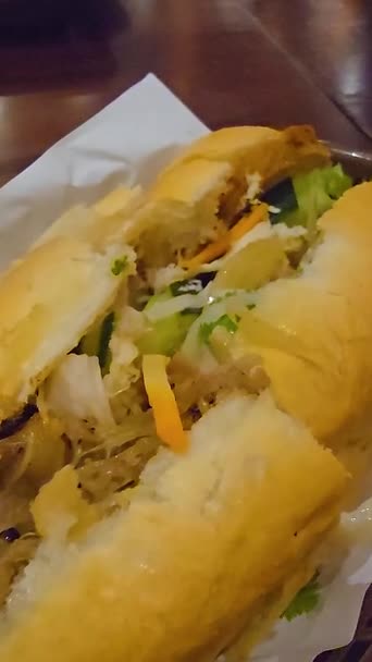 Sandwich Banh Vietnamesisches Baguette Mit Gegrilltem Huhn Und Gemischtem Salat — Stockvideo