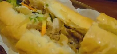 Sandviç Banh mi, Vietnam ekmeği ızgara tavuk ve karışık salata, Vietnam sandviçi.