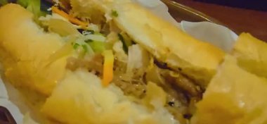 Sandviç Banh mi, Vietnam ekmeği ızgara tavuk ve karışık salata, Vietnam sandviçi.