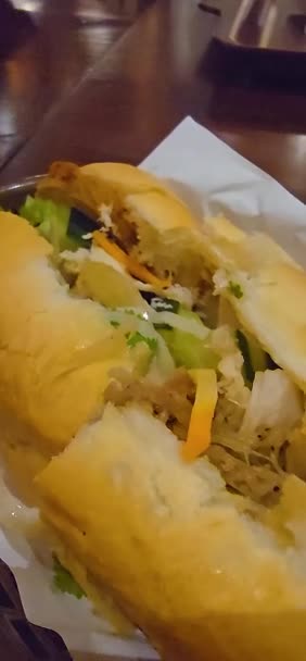 Sandviç Banh Vietnam Ekmeği Izgara Tavuk Karışık Salata Vietnam Sandviçi — Stok video