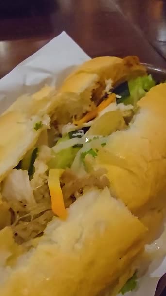 샌드위치 반마이 닭고기와 샐러드 베트남 샌드위치와 베트남 바게트 — 비디오