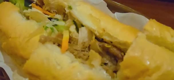 三明治Banh 越南面包 烤鸡肉和混合沙拉 越南三明治 — 图库视频影像