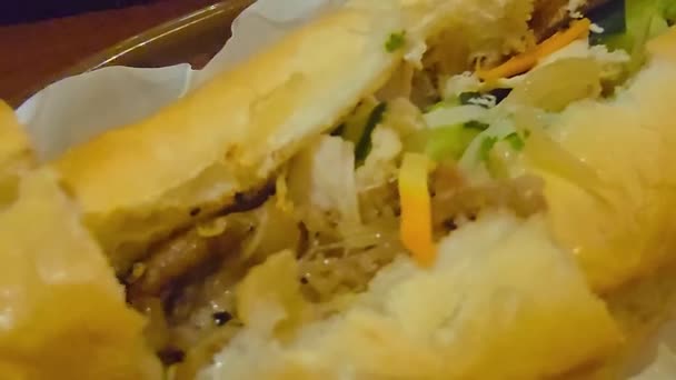 Sandwich Banh Wietnamska Bagietka Grillowanym Kurczakiem Sałatką Wietnamska Kanapka — Wideo stockowe