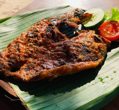 Ikan Bakar Bali, yerel bir gıda tedarikçisinde geleneksel tatlı tuzlu ve baharatlı soslu kızarmış balık ile Bali yemeği.