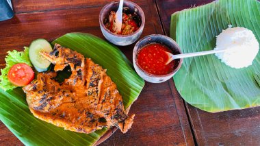 Ikan Bakar Bali, yerel bir gıda tedarikçisinde geleneksel tatlı tuzlu ve baharatlı soslu kızarmış balık ile Bali yemeği.