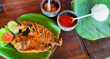 Ikan Bakar Bali, yerel bir gıda tedarikçisinde geleneksel tatlı tuzlu ve baharatlı soslu kızarmış balık ile Bali yemeği.