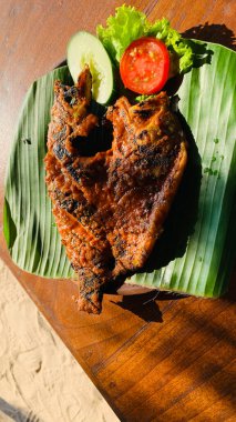 Ikan Bakar Bali, yerel bir gıda tedarikçisinde geleneksel tatlı tuzlu ve baharatlı soslu kızarmış balık ile Bali yemeği.