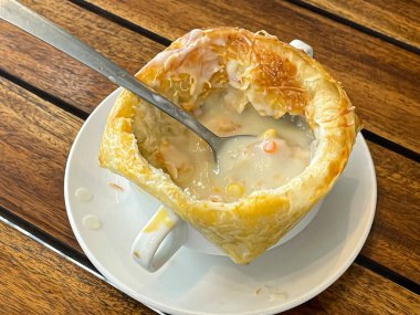 Çok lezzetli tavuk turtası çorbası, zuppa toscana ya da ekmek ya da Toscan ya da Minestra Pane ya da Zuppa çorbası. Lahana, kabak, fasulye, patates, kereviz, havuç, soğan, domates hamuru ekstra saf zeytinyağı, kırmızı biber ve tavuk ya da pastırmadan yapılır..