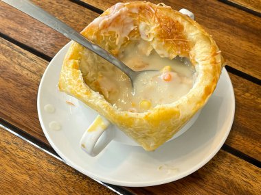 Çok lezzetli tavuk turtası çorbası, zuppa toscana ya da ekmek ya da Toscan ya da Minestra Pane ya da Zuppa çorbası. Lahana, kabak, fasulye, patates, kereviz, havuç, soğan, domates hamuru ekstra saf zeytinyağı, kırmızı biber ve tavuk ya da pastırmadan yapılır..