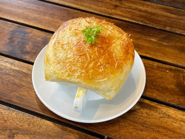 Çok lezzetli tavuk turtası çorbası, zuppa toscana ya da ekmek ya da Toscan ya da Minestra Pane ya da Zuppa çorbası. Lahana, kabak, fasulye, patates, kereviz, havuç, soğan, domates hamuru ekstra saf zeytinyağı, kırmızı biber ve tavuk ya da pastırmadan yapılır..