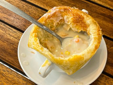 Çok lezzetli tavuk turtası çorbası, zuppa toscana ya da ekmek ya da Toscan ya da Minestra Pane ya da Zuppa çorbası. Lahana, kabak, fasulye, patates, kereviz, havuç, soğan, domates hamuru ekstra saf zeytinyağı, kırmızı biber ve tavuk ya da pastırmadan yapılır..