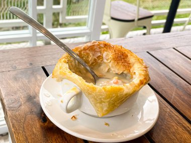 Çok lezzetli tavuk turtası çorbası, zuppa toscana ya da ekmek ya da Toscan ya da Minestra Pane ya da Zuppa çorbası. Lahana, kabak, fasulye, patates, kereviz, havuç, soğan, domates hamuru ekstra saf zeytinyağı, kırmızı biber ve tavuk ya da pastırmadan yapılır..