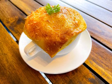 Çok lezzetli tavuk turtası çorbası, zuppa toscana ya da ekmek ya da Toscan ya da Minestra Pane ya da Zuppa çorbası. Lahana, kabak, fasulye, patates, kereviz, havuç, soğan, domates hamuru ekstra saf zeytinyağı, kırmızı biber ve tavuk ya da pastırmadan yapılır..