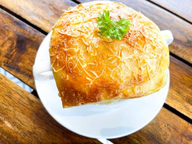 Çok lezzetli tavuk turtası çorbası, zuppa toscana ya da ekmek ya da Toscan ya da Minestra Pane ya da Zuppa çorbası. Lahana, kabak, fasulye, patates, kereviz, havuç, soğan, domates hamuru ekstra saf zeytinyağı, kırmızı biber ve tavuk ya da pastırmadan yapılır..