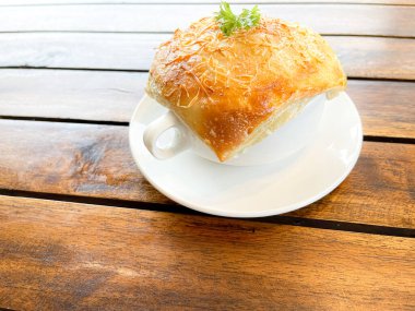 Çok lezzetli tavuk turtası çorbası, zuppa toscana ya da ekmek ya da Toscan ya da Minestra Pane ya da Zuppa çorbası. Lahana, kabak, fasulye, patates, kereviz, havuç, soğan, domates hamuru ekstra saf zeytinyağı, kırmızı biber ve tavuk ya da pastırmadan yapılır..