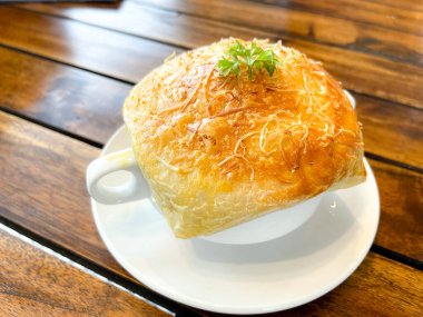 Çok lezzetli tavuk turtası çorbası, zuppa toscana ya da ekmek ya da Toscan ya da Minestra Pane ya da Zuppa çorbası. Lahana, kabak, fasulye, patates, kereviz, havuç, soğan, domates hamuru ekstra saf zeytinyağı, kırmızı biber ve tavuk ya da pastırmadan yapılır..