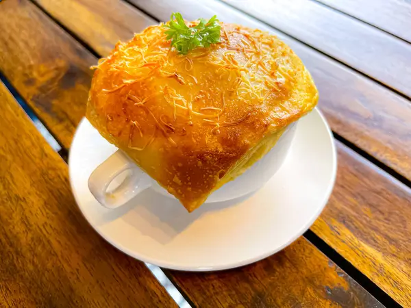 Çok lezzetli tavuk turtası çorbası, zuppa toscana ya da ekmek ya da Toscan ya da Minestra Pane ya da Zuppa çorbası. Lahana, kabak, fasulye, patates, kereviz, havuç, soğan, domates hamuru ekstra saf zeytinyağı, kırmızı biber ve tavuk ya da pastırmadan yapılır..