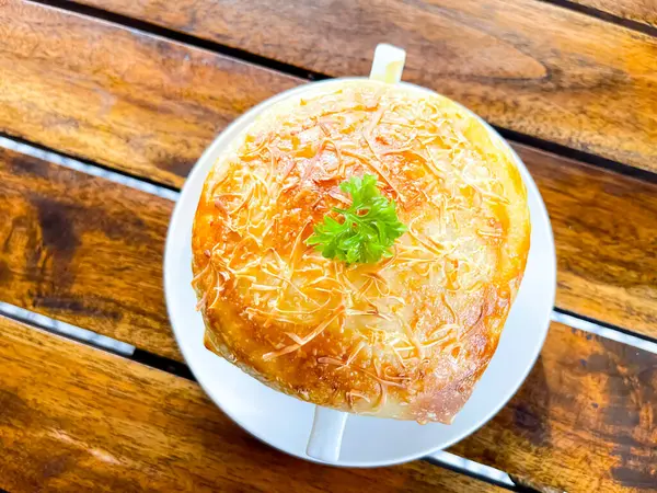 Çok lezzetli tavuk turtası çorbası, zuppa toscana ya da ekmek ya da Toscan ya da Minestra Pane ya da Zuppa çorbası. Lahana, kabak, fasulye, patates, kereviz, havuç, soğan, domates hamuru ekstra saf zeytinyağı, kırmızı biber ve tavuk ya da pastırmadan yapılır..
