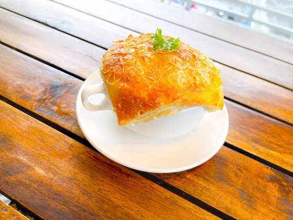 Çok lezzetli tavuk turtası çorbası, zuppa toscana ya da ekmek ya da Toscan ya da Minestra Pane ya da Zuppa çorbası. Lahana, kabak, fasulye, patates, kereviz, havuç, soğan, domates hamuru ekstra saf zeytinyağı, kırmızı biber ve tavuk ya da pastırmadan yapılır..