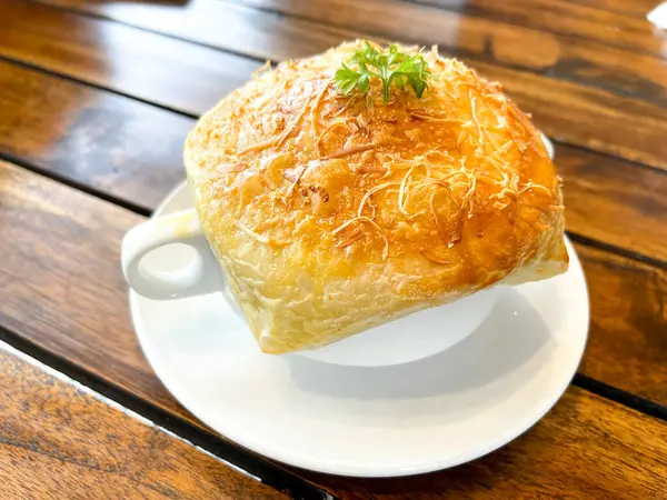 Çok lezzetli tavuk turtası çorbası, zuppa toscana ya da ekmek ya da Toscan ya da Minestra Pane ya da Zuppa çorbası. Lahana, kabak, fasulye, patates, kereviz, havuç, soğan, domates hamuru ekstra saf zeytinyağı, kırmızı biber ve tavuk ya da pastırmadan yapılır..