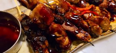 Baharat ve tatlı soya sosuyla marine edilmiş ev yapımı sığır eti, kişniş bifteği satay, soğan, biber, soya sosu ve domates ile servis edilen tabakta. Endonezya geleneksel yemek seti maranggi