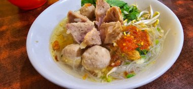 Bakso, Endonezya usulü et suyu çorbası ve kızarmış soğan serpilmiş erişte ile servis edilen köfte ve üstüne de kırmızı biber sosu, çok ünlü Asya sokak yemekleri.
