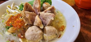Bakso, Endonezya usulü et suyu çorbası ve kızarmış soğan serpilmiş erişte ile servis edilen köfte ve üstüne de kırmızı biber sosu, çok ünlü Asya sokak yemekleri.
