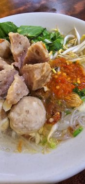 Bakso, Endonezya usulü et suyu çorbası ve kızarmış soğan serpilmiş erişte ile servis edilen köfte ve üstüne de kırmızı biber sosu, çok ünlü Asya sokak yemekleri.