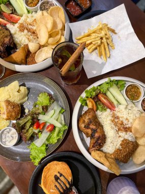 Nasi uduk ayam bakar, ya da hindistan cevizi sütü aromalı pirinç ızgara tavuk, taze salata ve biber ezmesi geleneksel Endonezya yemeği, Endonezya sokak yemeği, ev yapımı yemek