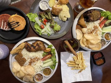 Nasi uduk ayam bakar, ya da hindistan cevizi sütü aromalı pirinç ızgara tavuk, taze salata ve biber ezmesi geleneksel Endonezya yemeği, Endonezya sokak yemeği, ev yapımı yemek