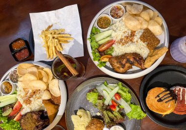 Nasi uduk ayam bakar, ya da hindistan cevizi sütü aromalı pirinç ızgara tavuk, taze salata ve biber ezmesi geleneksel Endonezya yemeği, Endonezya sokak yemeği, ev yapımı yemek