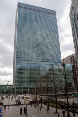 Gündüz modern binalarda modern cam şehir binalarının alçak açılı büyük şehir perspektifi.